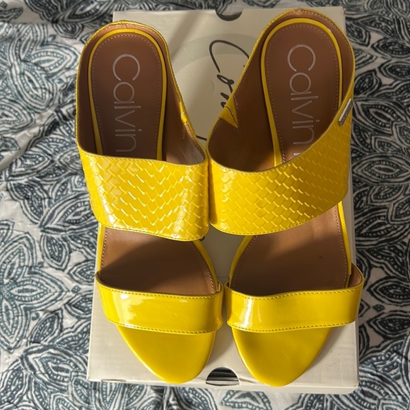 Yellow Calvin Klein heels 🌼 - Picture 1 of 6